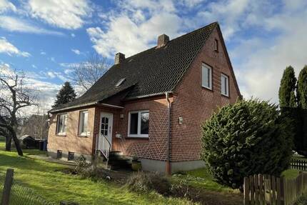 Zweifamilienhaus mit großem Grundstück in Ashausen - Sanierungsobjekt mit viel Potenzial