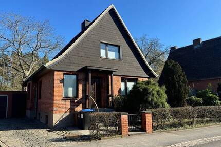 Solides Einfamilienhaus mit Teilkeller und Garage auf 1.455 m² Eigenland in Lübeck-St. Gertrud - Lübeck / St. Gertrud St. Jürgen