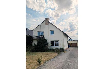 Zwei- Familienhaus mit Doppelgarage und großem Grundstück. - Biebesheim am Rhein