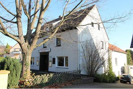 Diese modernisierte 3-Zimmer-Wohnung bietet ein angenehmes Wohnambiente in einem gepflegten Mehrfamilienhaus aus dem Baujahr 1905 mit insgesamt drei Etagen. Mit einer Wohnfläche von ca. 72 m²... - Sprockhövel