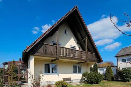 Attraktives Zweifamilienhaus mit Wintergarten, zwei Garagen und zwei Einbauküchen in Schrobenhausen.