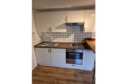 Für sportliche Singles in Top-Lage: Schönes Apartment im Dachgeschoss mit Einbauküche - Düsseldorf Unterbilk