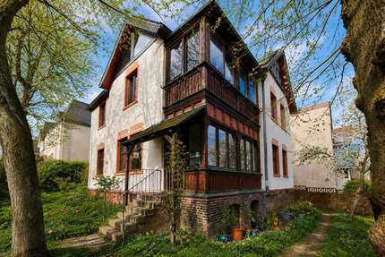 Haus zum Kaufen in Frankfurt am Main 1.100.000,00 € 242 m²