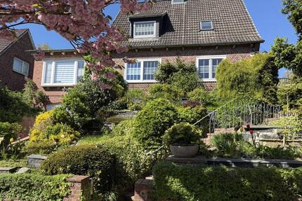 Großzügiges Einfamilienhaus mit Einliegerpotenzial und Garten - Itzehoe