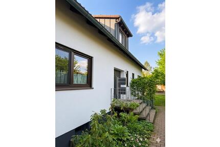 Helle u. moderne 4-Zi.-DG.-Whg. mit Balkon u. Garten ab 01.06. - Wilhermsdorf