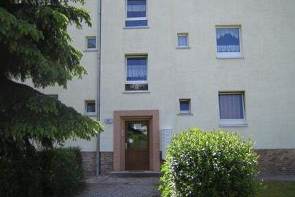 Hochparterre: Ruhig gelegen: 43,8 m² Südseite, gepflegte Fliesen- und Laminatböden - Weißenfels