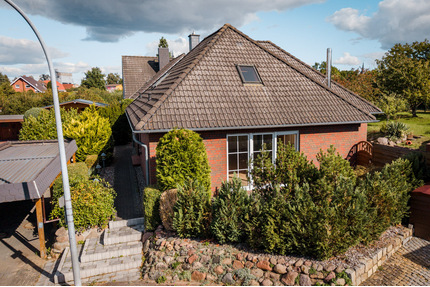 Großzügiger Bungalow mit Kamin und sonnigem Garten voller Obstbäume - Groß Nemerow