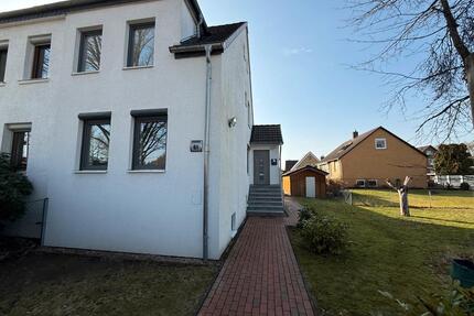 Kernsanierte Doppelhaushälfte in Hannover Davenstedt mit Bauland