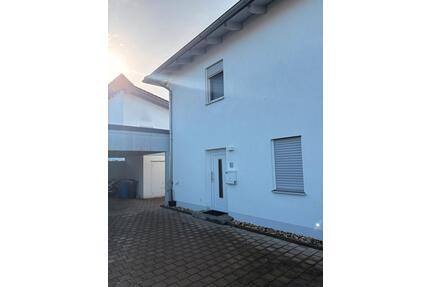 Moderne Doppelhaushälfte - 1.480,00&nbsp;EUR Kaltmiete, ca.&nbsp; 140,00&nbsp;m&sup2; in Aholfing (PLZ: 94345)