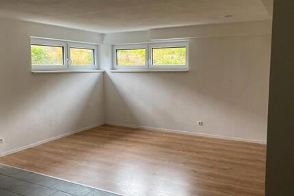 Helle & neuwertige 2-ZKB-Souterrain Wohnung mit EBK & Stellplatz - Scheuring