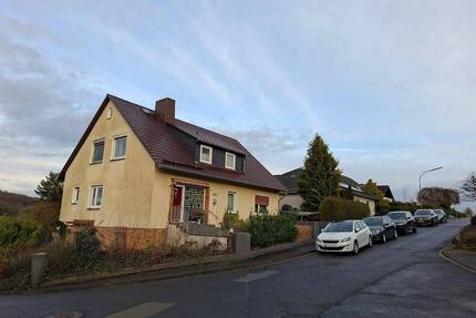 Einfamilienhaus mit Balkon, Garage und Garten - Fuldatal Simmershausen