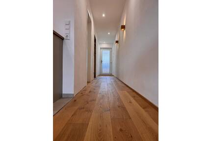 Neu renovierte,teilmöbelierte Wohnung mit Einbauküche, Balkon und Tiefgaragenstellplatz - Rimsting