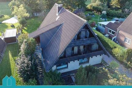 Markantes Giebelhaus mit verschiedenen Wohnbereichen, Vollkeller und großem Garten in Holtgast