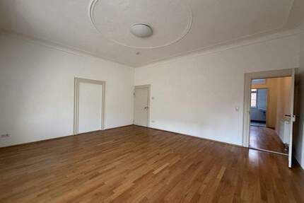 Stilvolle 2 Zimmer-Maisonette-Altbauwohnung im Herzen von Erlangen