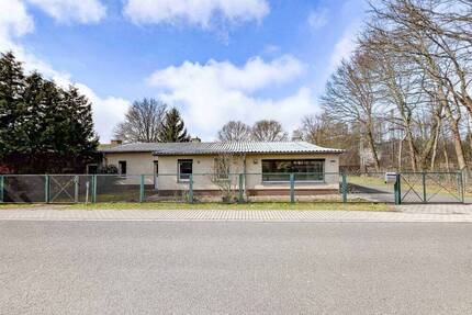 Bezugsfreies Einfamilienhaus mit 2 Gewerbeflächen, großer Garage und Ausbaupotenzial - Bestensee