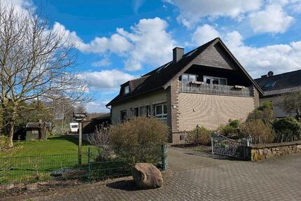 Großzügiges Zweifamilienhaus mit 1385 m² Grundstück und 3 Garagen - Aerzen