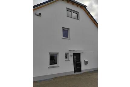 Neuwertige DHH nähe Saturarena - 1.800,00&nbsp;EUR Kaltmiete, ca.&nbsp; 130,00&nbsp;m&sup2; in Ingolstadt (PLZ: 85053) Südost