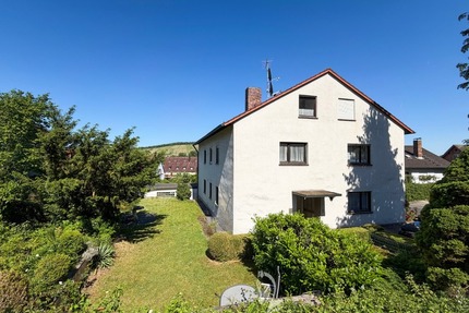 Zweifamilienhaus mit Garten, Ausbaureserve im DG und ausgebautem Bereich im UG - Zell am Main