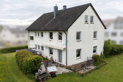 Solides Zweifamilienhaus mit großem Baugrundstück und Ausbaureserve - Durlangen