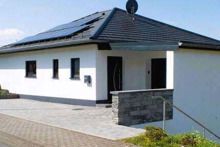 Zweifamilienwohnhaus mit Garagen in höherer und ruhiger Ortslage - Neidenbach