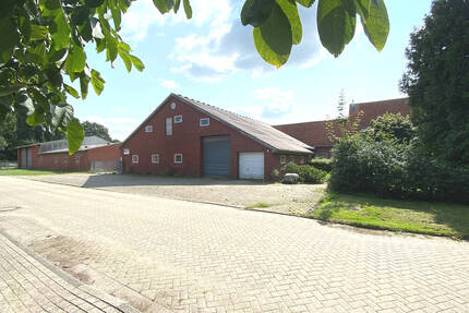 Platz für Ideen: Ehemaliger Hof mit Wohnhaus, Hallen und Land in ruhiger Lage - Kluse / Steinbild
