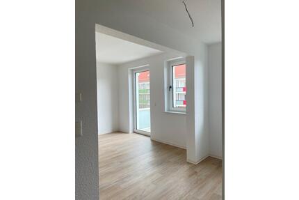 ERSTBEZUG - 2-Raum-Wohnung, frisch saniert, Bodengleiche Dusche, Fußbodenheizung, Aufzug - Oederan