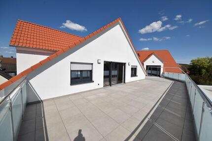 DIETZ: 4-Zimmer-Wohnung mit EINBAUKÜCHE - Wohnung mit Penthauscharakter im Energiesparhaus! - Elsenfeld