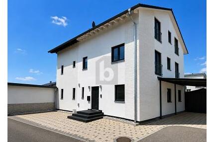 LUXURIÖSE DOPPELHAUSHÄLFTE MIT POOL - Bad Säckingen