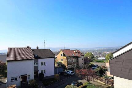 Attraktive 3,5-Zimmer-Dachgeschosswohnung mit sonniger Dachterrasse, Fernblick und Garage in Stuttgart-Muckensturm