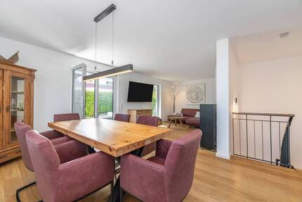 Exklusiver Wohnkomfort: Stilvolle 3-Zimmer Wohnung auf 2 Ebenen mit Privatgarten in Aschheim