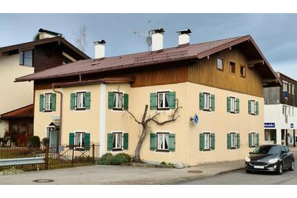Wohnen & Arbeiten im Ortskern: gr. Haus mit Garten und XXL-Garage - Holzkirchen