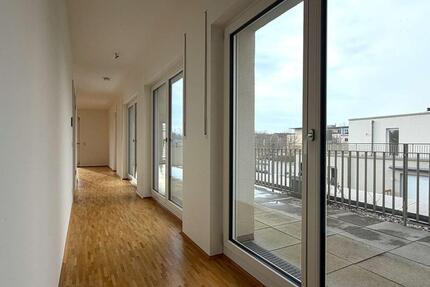 Sofort bezugsfrei: Modernes 3-Zimmer-Penthouse mit TG-Stellplatz und Panorama-Fensterfront - Regensburg Galgenberg