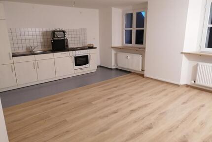 Modern renovierte 2-Zimmer-Wohnung mit offenem Wohn-Essbereich und Einbauküche in Sulzbach-Rosenberg