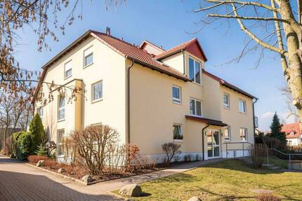 +++ Charmante 3-Zimmmer-Wohnung mit großer Dachterrasse, 2 Bädern und Stellplatz in Wilsdruff +++
