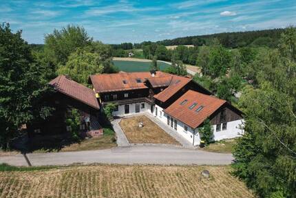 Vielseitig nutzbares Anwesen mit 5 Wohneinheiten, Lagerhalle und Teich - Bad Birnbach / Unterhitzling