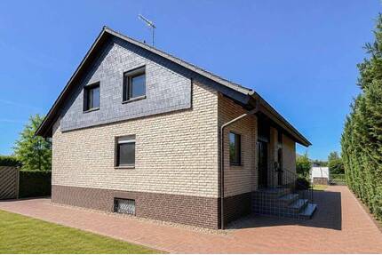 Einfamilienhaus mit großem Grundstück, 5 Garagen & Baupotenzial - Vechelde Wierthe
