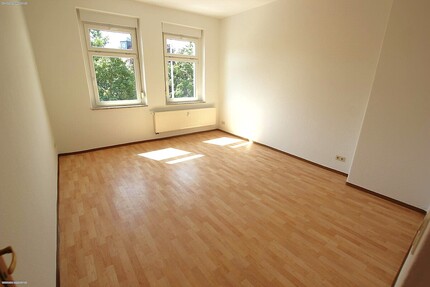 Wanne, Dusche und Balkon! Geräumige 2 Raum Wohnung im Zentrum! - Gera