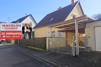Freistehendes Einfamilienhaus mit Einfahrt zur Garage, Carport, Balkon, Garten, Keller in Ottweiler
