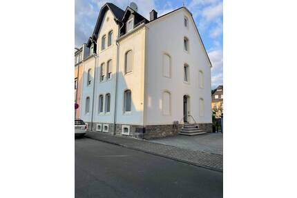 3- FH mit Garage, überdachtem Freisitz, Terrasse, Balkon und schönem Garten in zentraler und doch ruhiger Wohnlage von Dillenburg