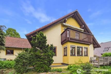 Familienfreundliches Zweifamilienhaus mit viel Platz in beliebter Stadtrandlage - Lappersdorf Kareth