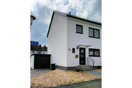 Modernisiertes Endreihenhaus mit großem Grundstück, Garage, usw. - Neumünster Böcklersiedlung