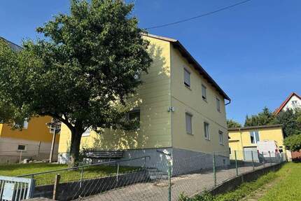 Sanierungsbedürftiges Wohnhaus mit 2 Garagen, Carport und Werkstatt, ideal für Handwerker - Mering