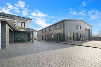 Wohnen und Arbeiten perfekt kombiniert - hochwertiges Haus mit modernem Betriebsgebäude - Neumünster Faldera