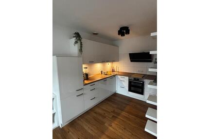 Moderne 2,5-Zimmer-Oberwohnung mit Balkon - Norden