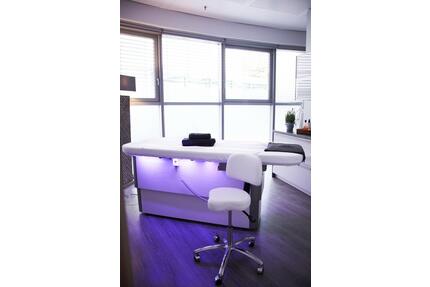 FIRST BEAUTY-COWORKING-HELLER TOP PRAXISRAUMKABINE-HAMBURG CITY