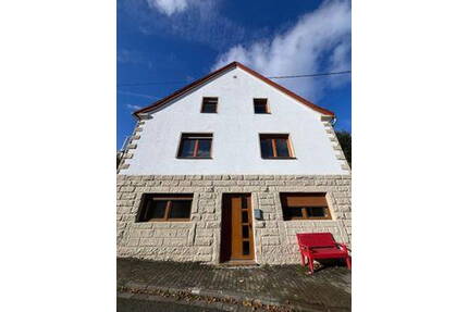 Dachgeschosswohnung mit Balkon und neu saniertem Badezimmer - Saarbrücken Brebach-Fechingen