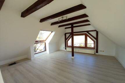 Helle und gemütliche 3-Zimmer-Dachgeschosswohnung in ruhiger, grüner Lage nahe dem Sahnpark in Crimmitschau
