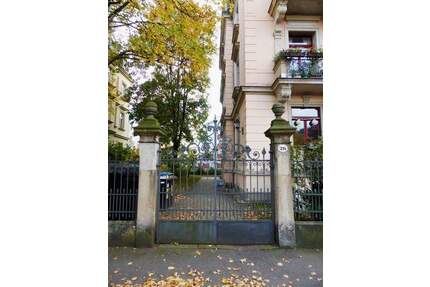 Attraktive Hochparterre-Wohnung mit Balkon vor dem Schillerplatz - Dresden Striesen-Ost