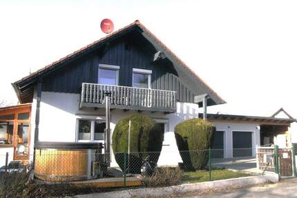 Einziehen u. wohlfühlen. Modernisiertes Einfamilienhaus mit Doppelgarage u. Carport - Kumhausen Hachelstuhl