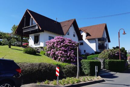 Attraktive, helle 2-Zimmer-EG-Wohnung mit Terrasse auf parkähnlichem Areal - frisch renoviert, modernisiert, ruhig & zentral in Raubach